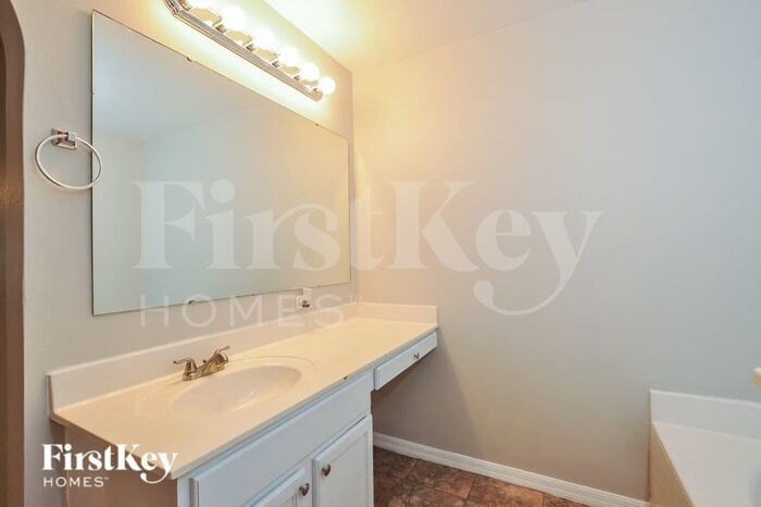 Building Photo - 11 Ryker Ln