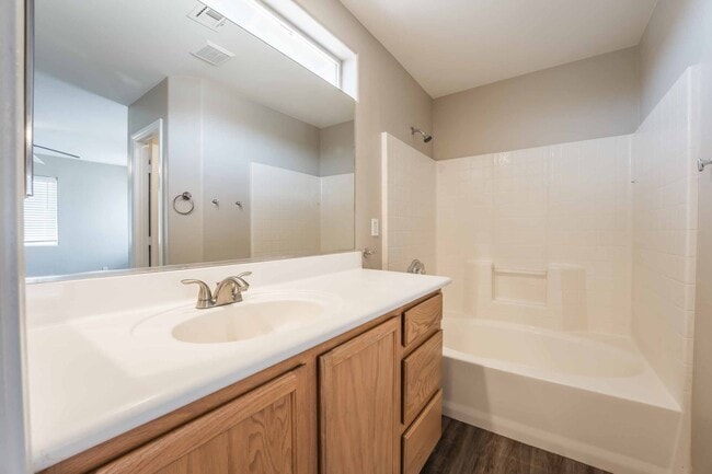 Building Photo - 3 BEDROOM HOUSE WITH OPEN FLOOR PLAN !!