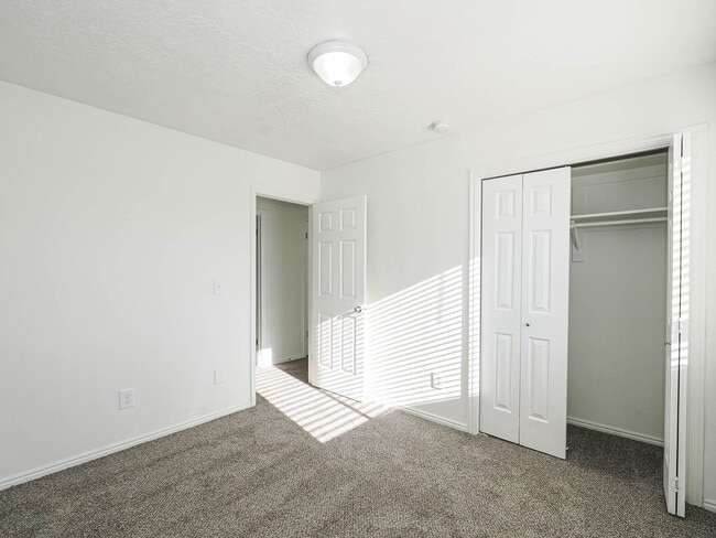 Building Photo - RES_LI_1683