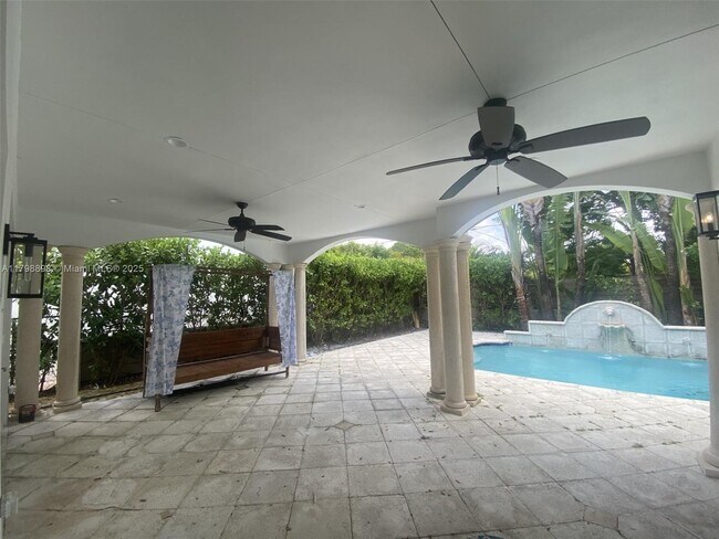 Building Photo - 2422 S Miami Ave