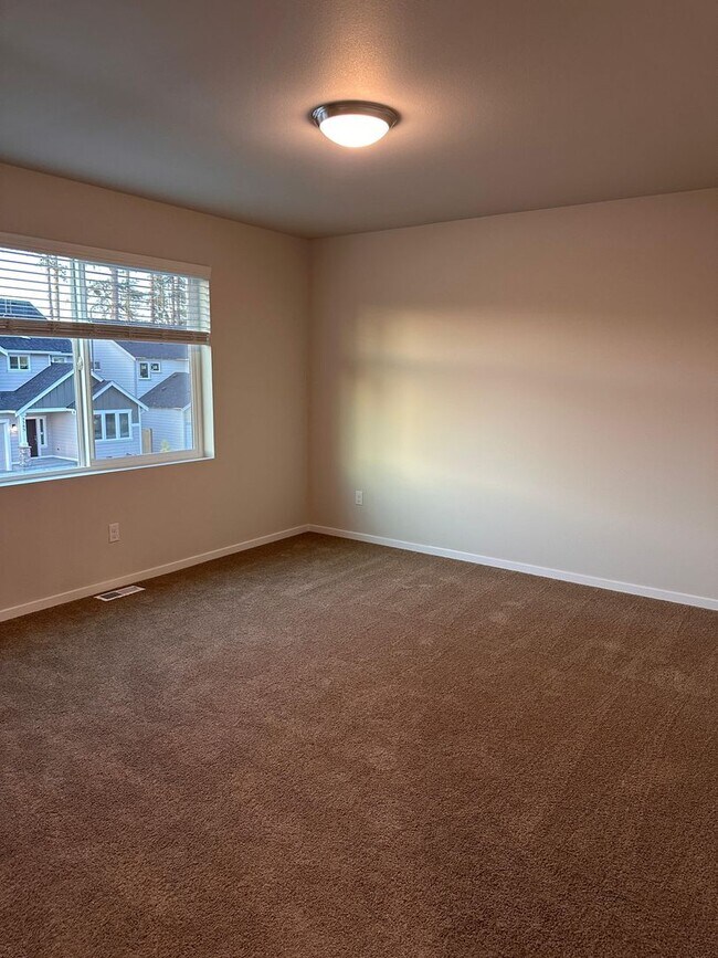 Building Photo - Beautiful Spanaway Home! Apply Today