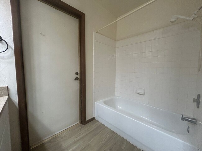 Building Photo - 2141 E Manhatton Dr