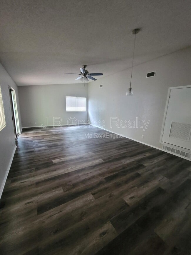 Building Photo - 2225 Charboneau Dr