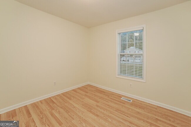 Building Photo - 757 Newport Dr