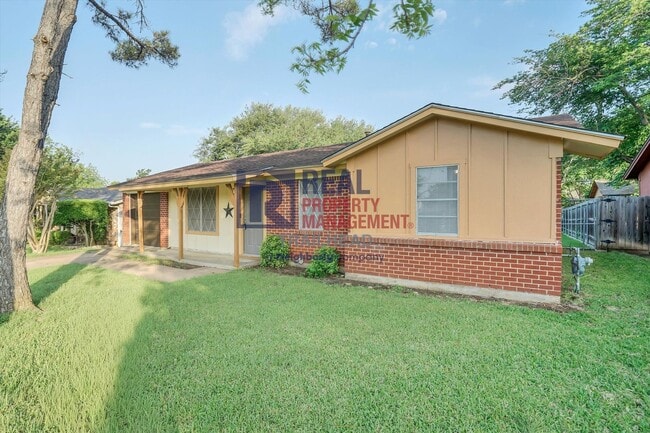 Building Photo - Inviting Home with Pool in Established Cleburne Neighborhood