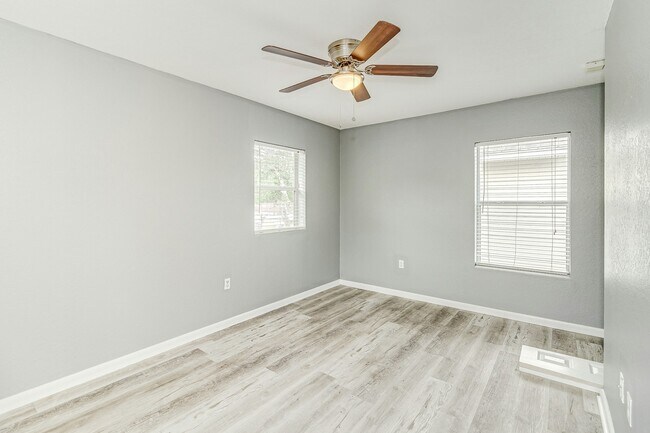 Building Photo - 2912 E Columbus Dr