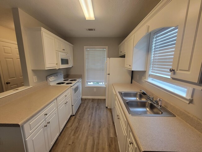 Building Photo - 1234 Longpoint Dr