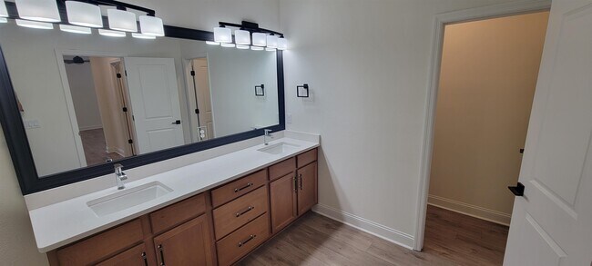 Building Photo - 214 Santos Ln