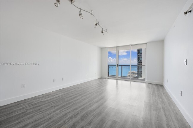 Building Photo - 1155 Brickell Bay Dr