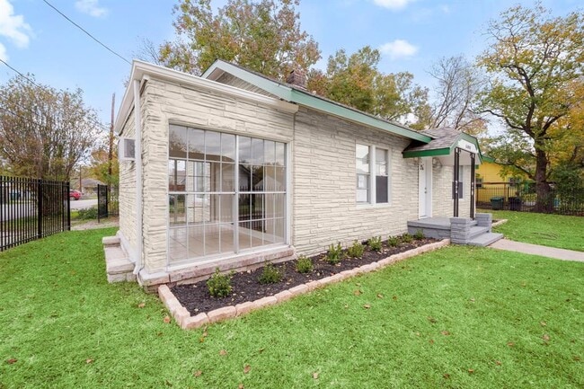 Building Photo - 5001 McKinney St