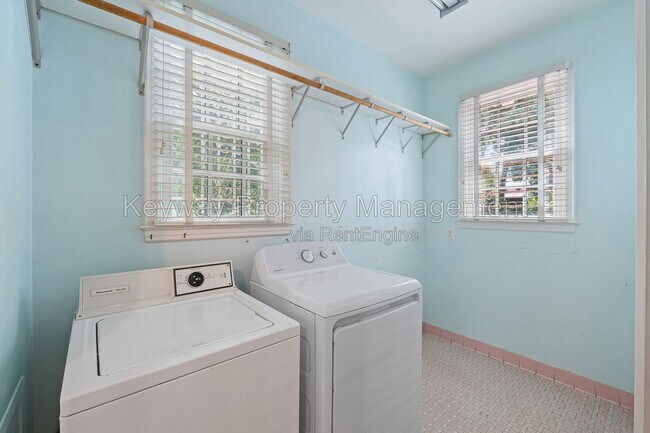 Building Photo - 822 Johns Rd