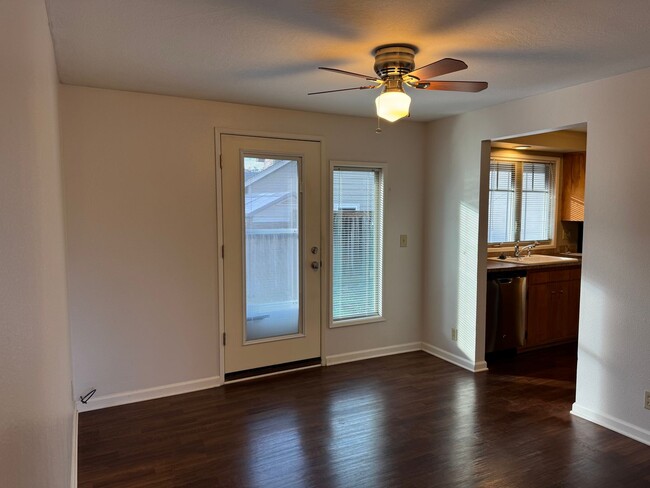 Building Photo - Cozy 2 bedroom 1 bathroom duplex in Eugene!