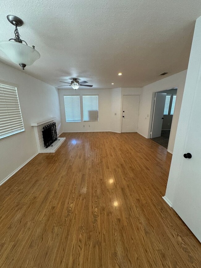 Building Photo - Now ready to move-in! Beautiful 2-Bedroom Home in a Gated Loma Linda Community!