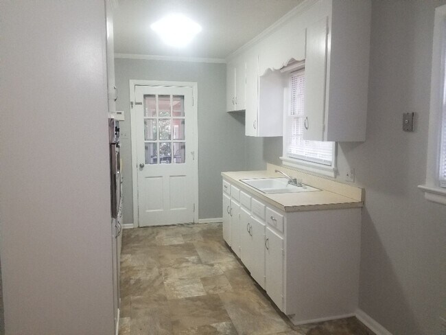 Building Photo - 1804 Saxon St