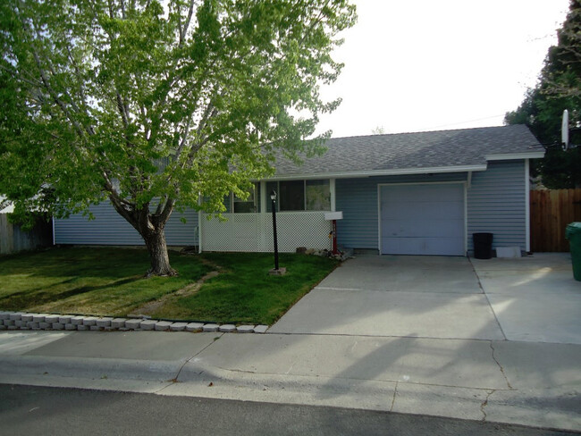 Primary Photo - 4 Bed/2 bath/1 car garage in quiet NW Reno...