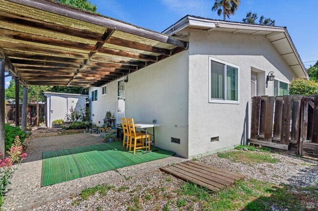 Building Photo - Single Story Benicia Duplex!
