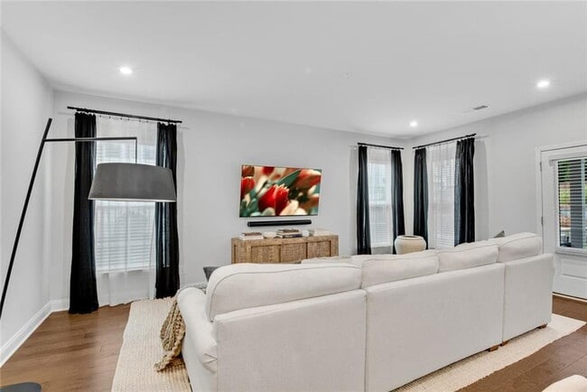Building Photo - 400 Renwood Trl