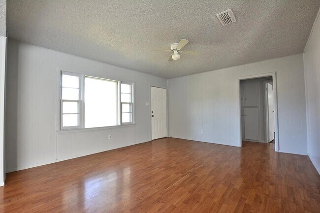 Building Photo - Cute 2/1 with Tons of Space!