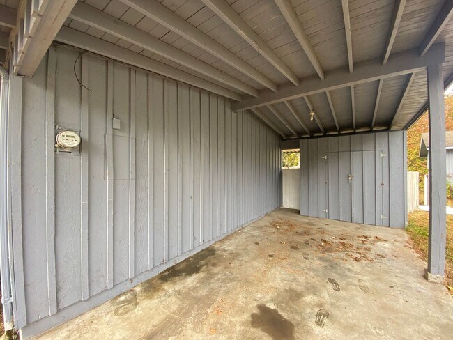 Building Photo - Des Moines Rambler w/ Large yard