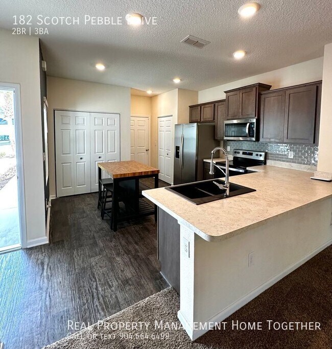 Building Photo - 2BR/2.5BA Like-New Peaceful Townhome