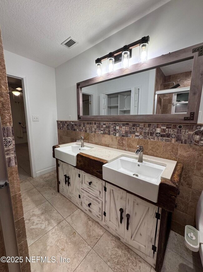 Building Photo - 7335 Floral Ridge Dr