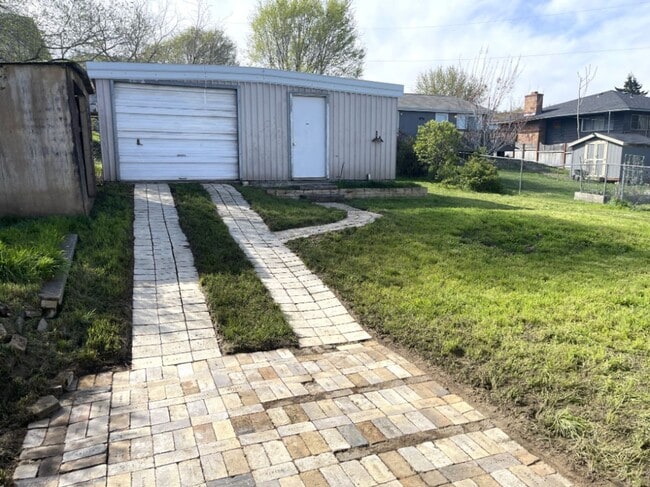 Building Photo - Remodeled Cottage