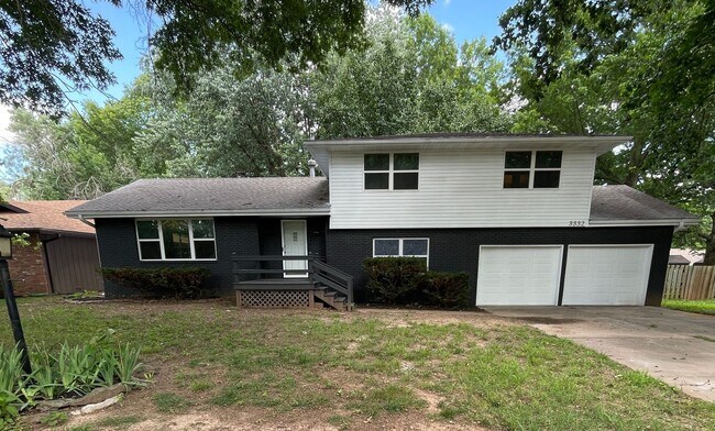 Primary Photo - 6 Bed 2.5 Bath 2 Car Garage