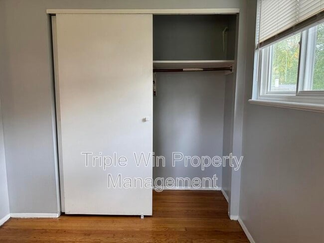 Building Photo - 220 Falcon Dr