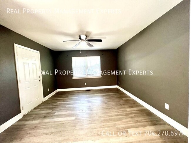 Building Photo - 2501 Eastway Dr