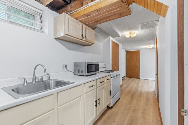 Primary Photo - 4255-4257 N Thomas Ave