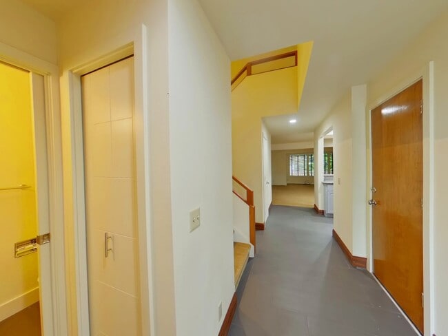 Building Photo - 2 Bedroom Condo In Fantastic Location!