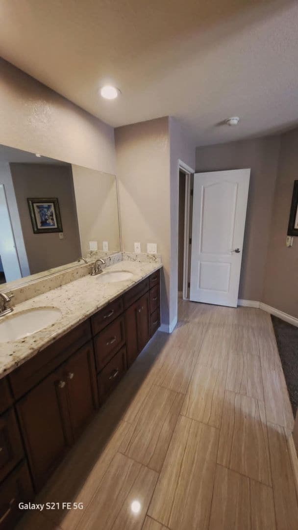 Building Photo - Immaculate 3 Bedroom 2 Bath House locate w...