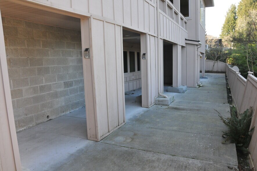 outside patio - 5040 Ivanhoe Pl NE