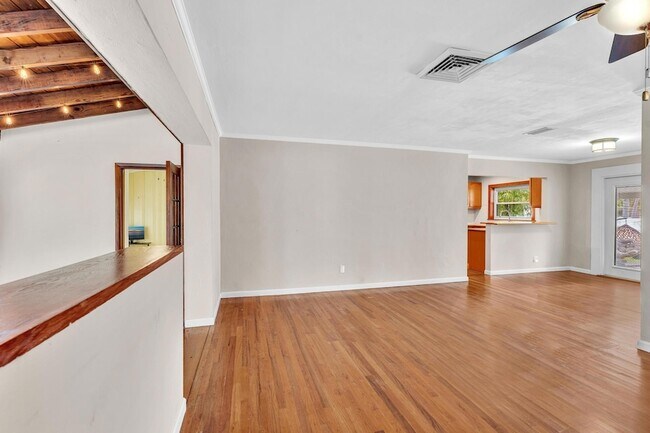 Building Photo - 1527 Mayo St