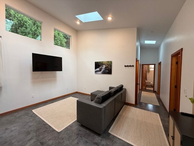Building Photo - Furnished Modern Home for Rent – 2 Bedroom...