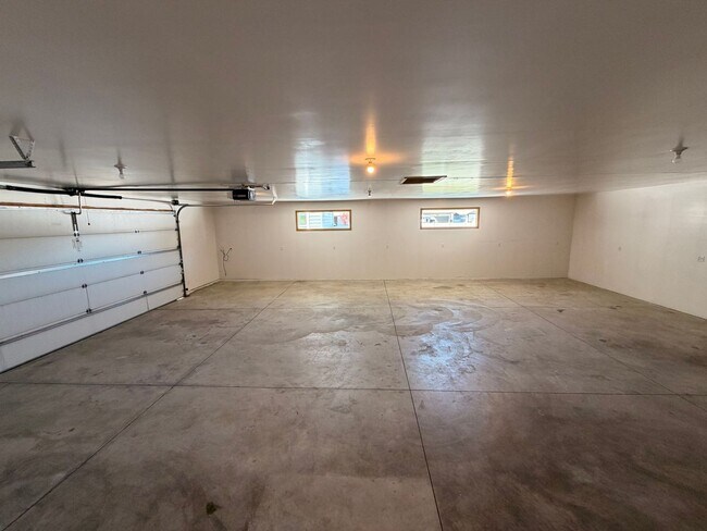 Building Photo - Spacious 3 Bed, 2.5 Bath House in Spokane Valley!