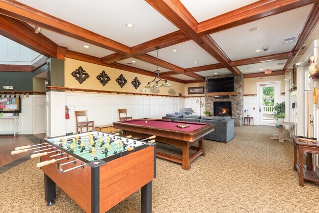 Building Photo - 3 Bedroom Flat, End unit Apartment - Available at Woodlands with $500 deposit. Ask your leasing a...