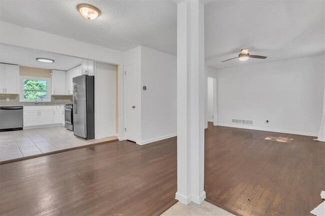 Building Photo - 2473 Harwood Dr