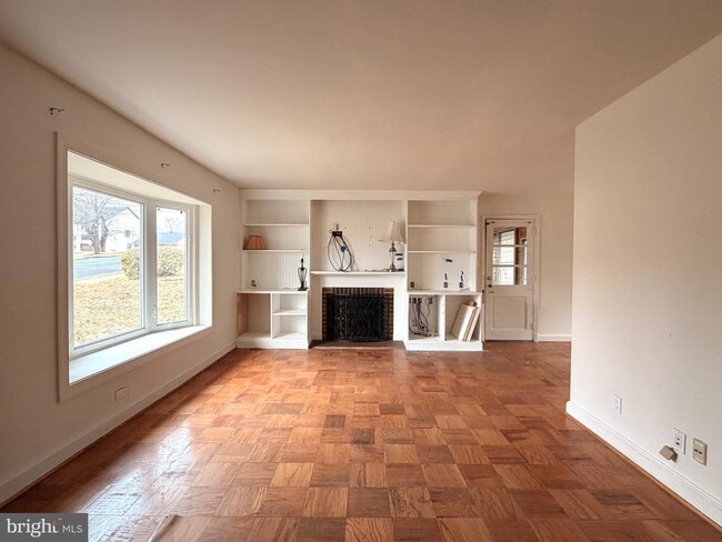 Building Photo - 2121 Patrick Henry Dr