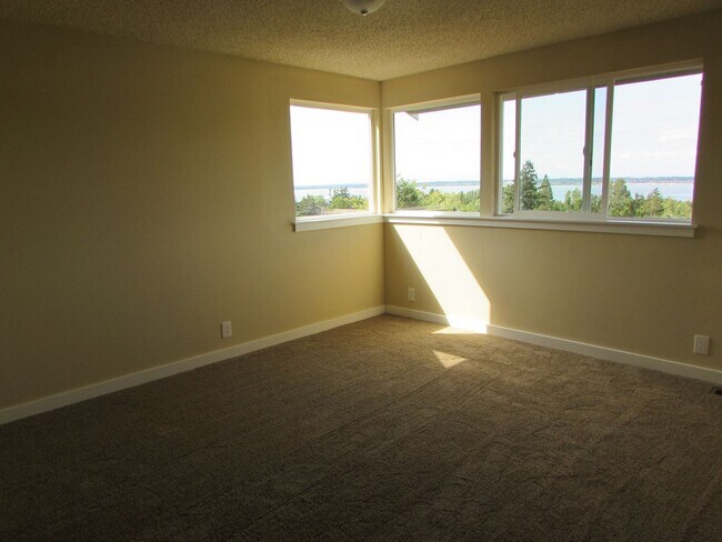 Building Photo - Large 4 Bedroom Edgemoor Home w/ Mother-in-law Suite