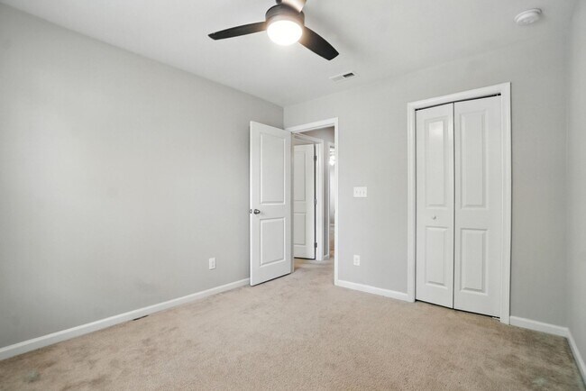 Building Photo - Fully Updated and Move-In Ready with Excep...