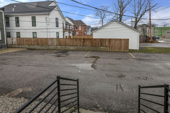 Building Photo - Modern 2BR Townhouse Walk to Downtown All Utilities Included