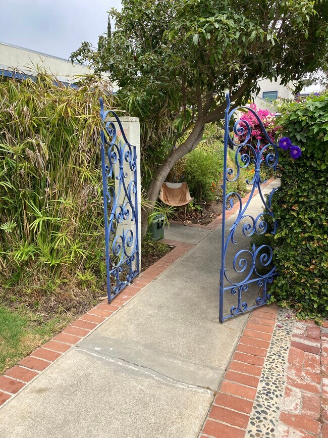 Street Entry Gate - 1042 Pearl St