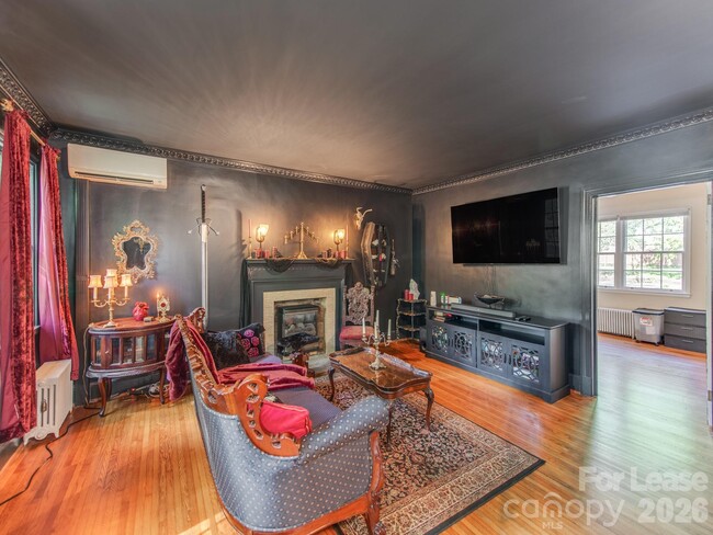 Building Photo - 1209 Oakwood Ave