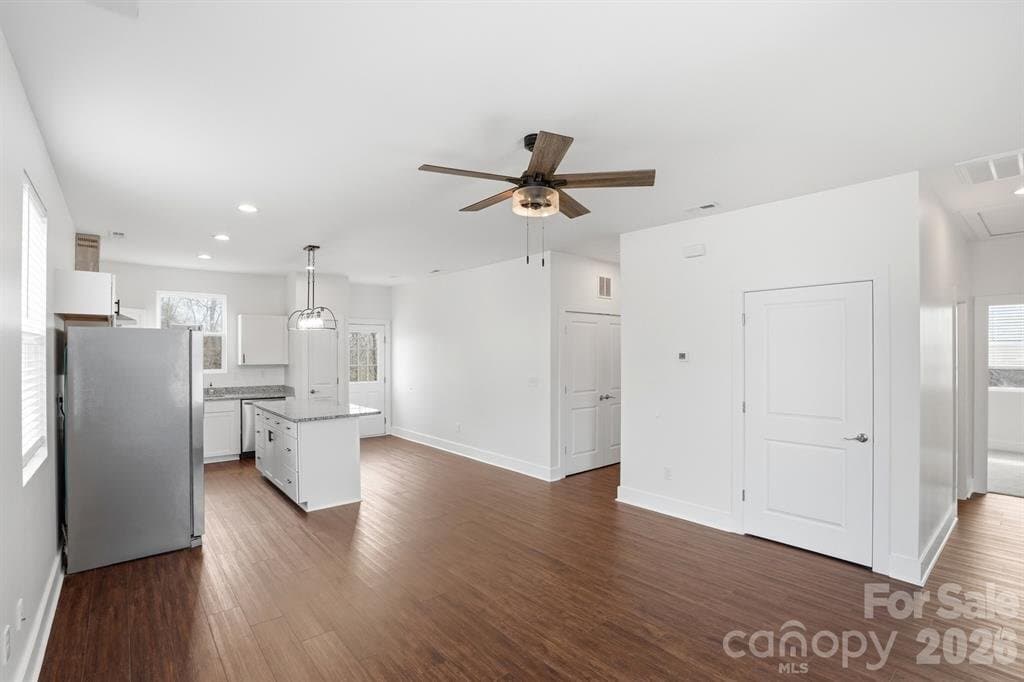 Building Photo - 102 Snyder Ct NE