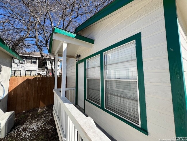 Building Photo - 825 W Russell Pl