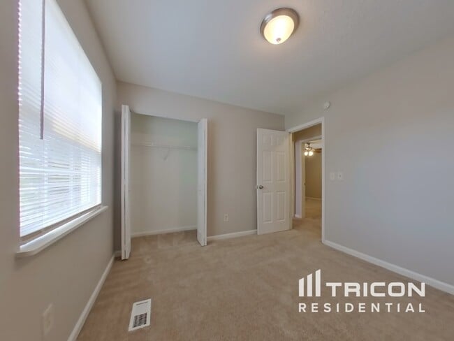 Building Photo - 64 Sweet Thorne Cir