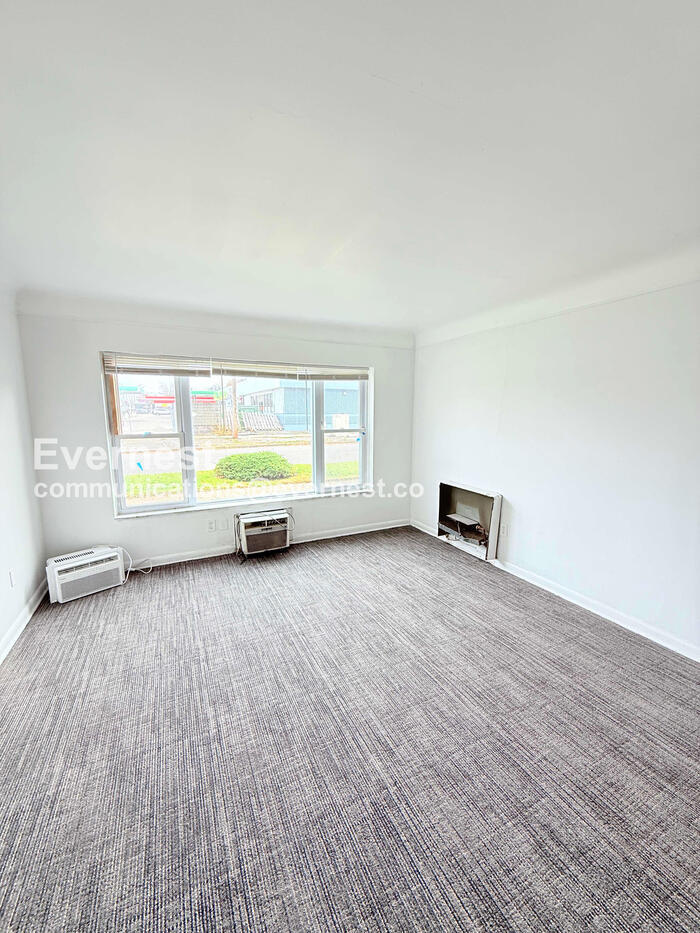 Building Photo - 15601 Schoolcraft Rd