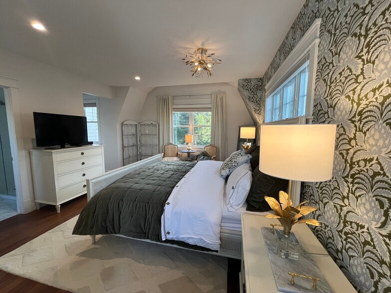 Newly redecorated with new wallpaper, new bedding and new lighting added on 10/28/25. - 11 Henry St