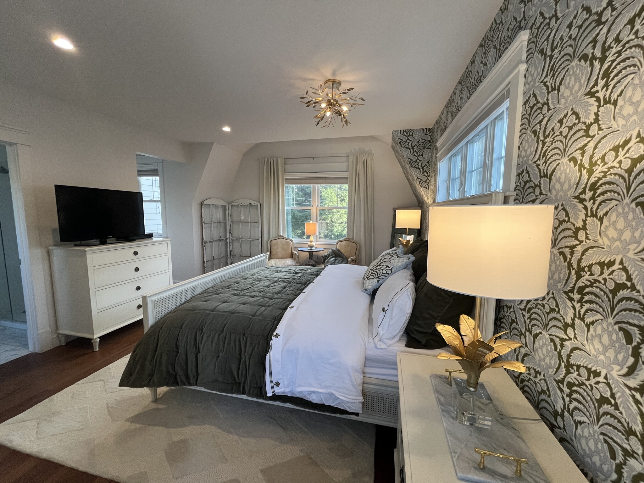 Newly redecorated with new wallpaper, new bedding and new lighting added on 10/28/25. - 11 Henry St